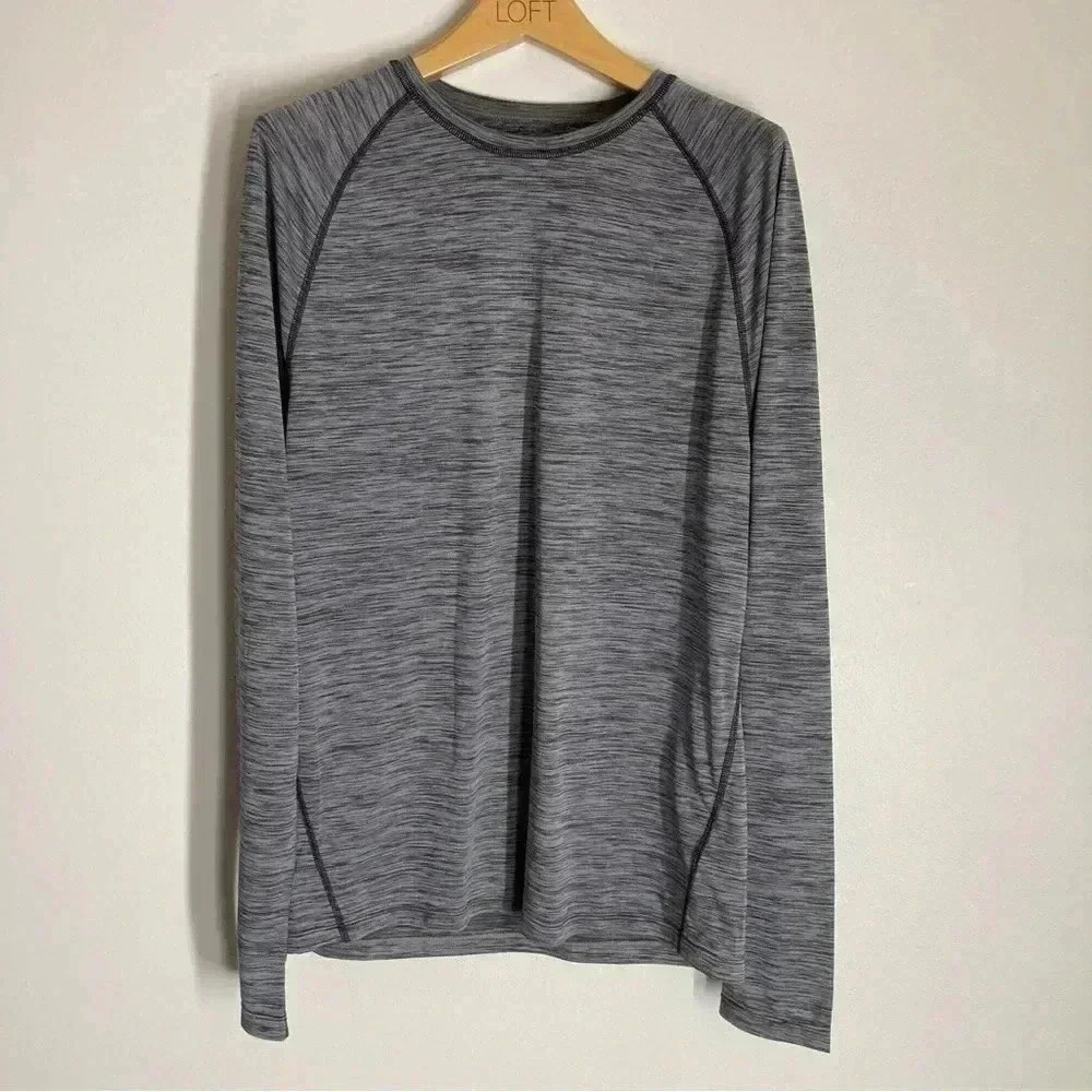 GAP Men’s Medium Gray Long sleeve athletic shirt